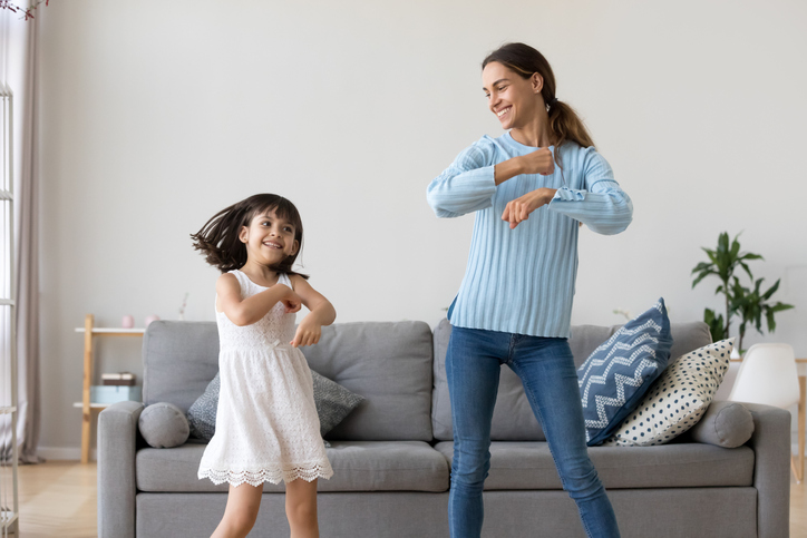 mãe e filha dançando