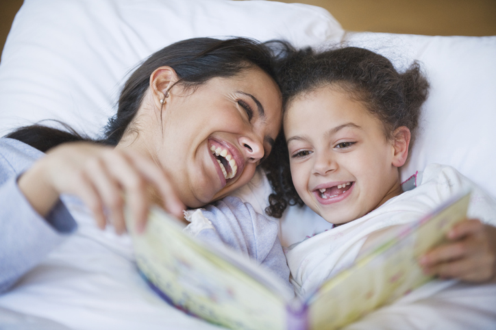 mãe e filha lendo livro