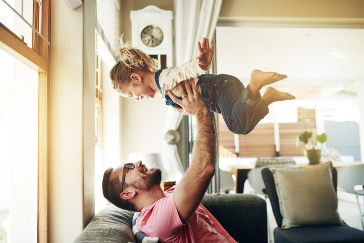 pai e filha brincando de aviãozinho