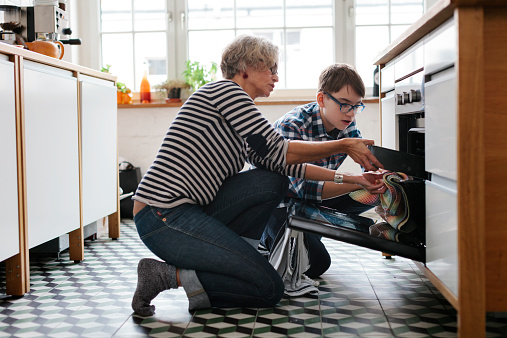 Mãe e filho cozinhando juntos